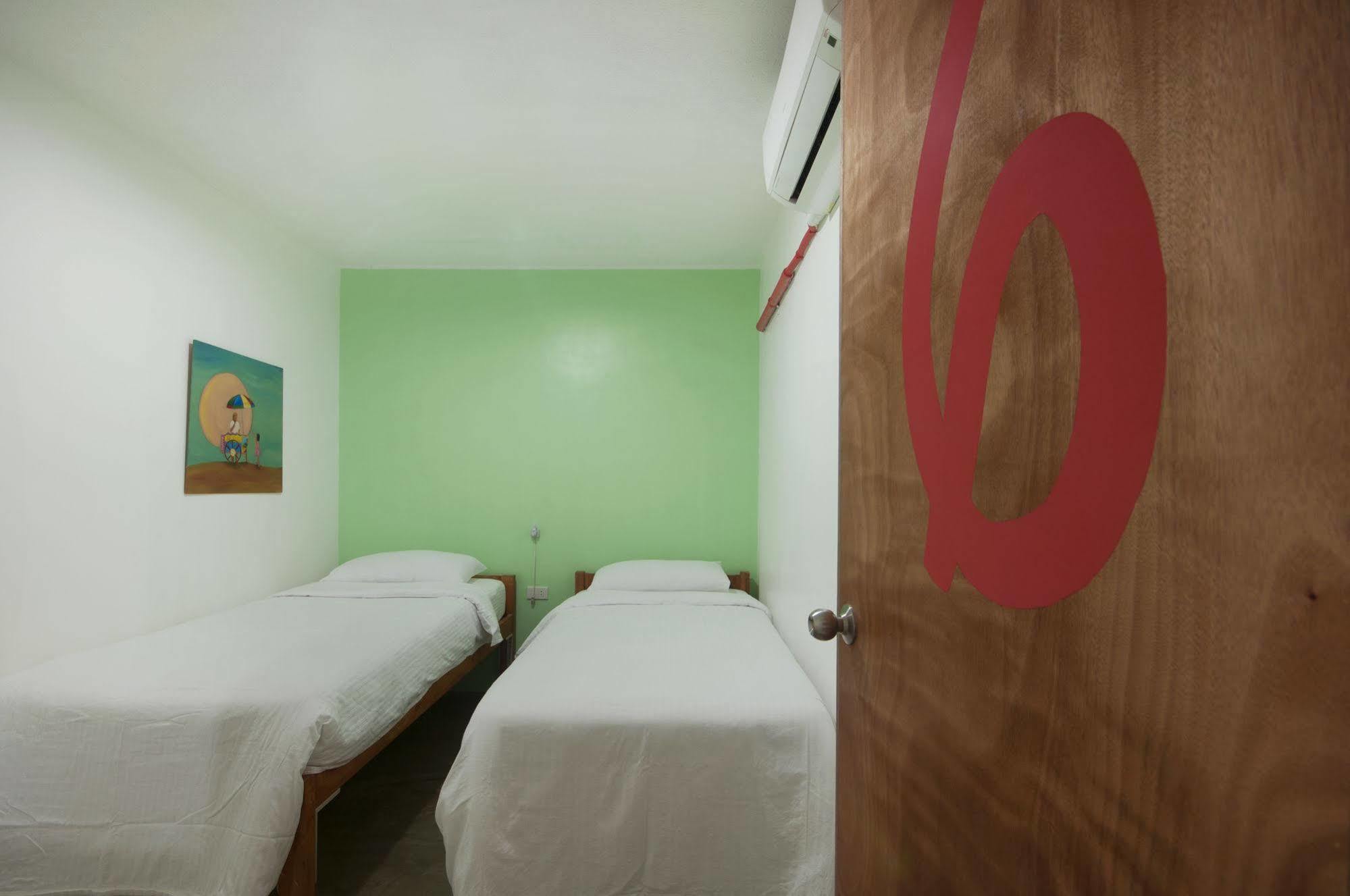 Mnl Boutique Hostel Makati City Exterior photo